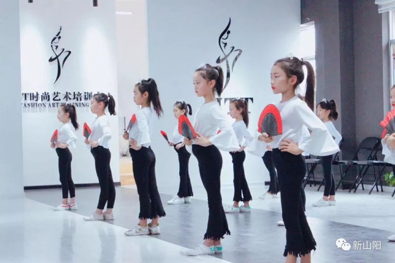 如何让孩子的口才表演更加出彩？——从妆容入手